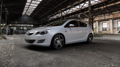 tomason-tn12-dark-hyper-black-polished-felge-mit-reifen-silber-schwarz-mehrfarbig-in-18zoll-alufelge-auf-silbernem-opel-astra-j-gtc-stufenheck-mit-15mm-tieferlegung-industriehalle-1-camera-000-1920.jpg