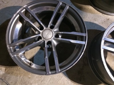 Zniszczone obszary toczonych/polerowanych felg aluminiowych